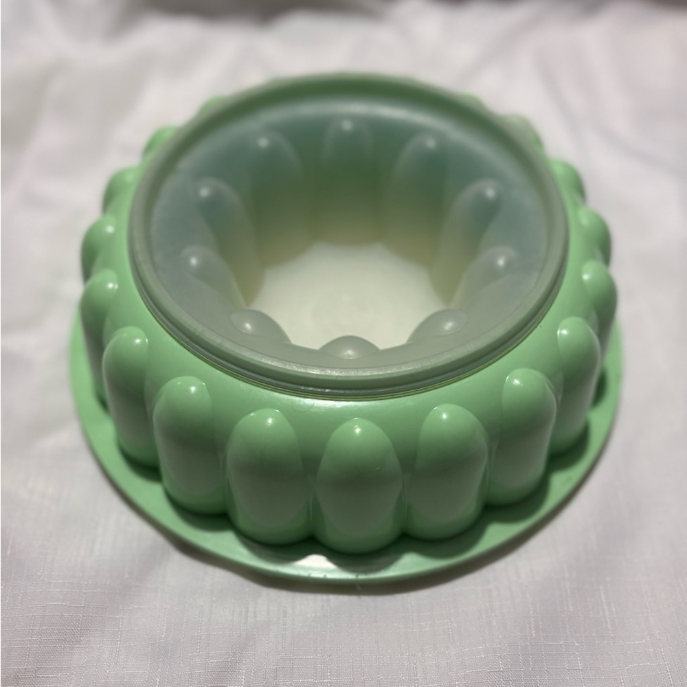 Vintage Green Tupperware Storage Container - Picture 3 of 8